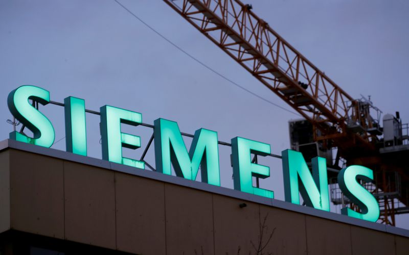 &copy; Reuters. FILE PHOTO: The logo of German industrial group Siemens is seen in Zurich, Switzerland, January 30, 2019.  REUTERS/Arnd Wiegmann/File Photo