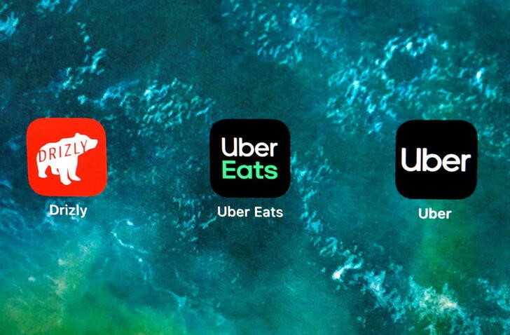 © Reuters. The Drizly app, the Uber Eats app and the Uber app are displayed on a screen, after Uber announced it would buy the alcohol delivery service, in this photo illustration taken February 3, 2021. REUTERS/Brendan McDermid/Illustration