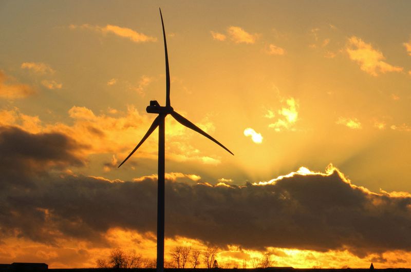 © Reuters. FILE PHOTO: A power-generating windmill turbine is pictured during sunset at a wind park in Graincourt-les-Havrincourt, France, February 4, 2022. REUTERS/Pascal Rossignol/File Photo