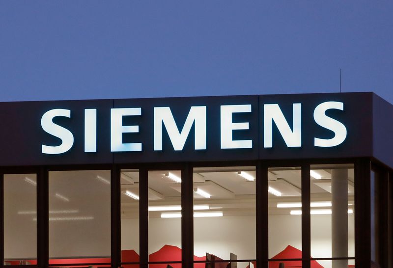 &copy; Reuters. Il logo Siemens presso una sede del gruppo a Zurigo, Svizzera. REUTERS/Arnd Wiegmann