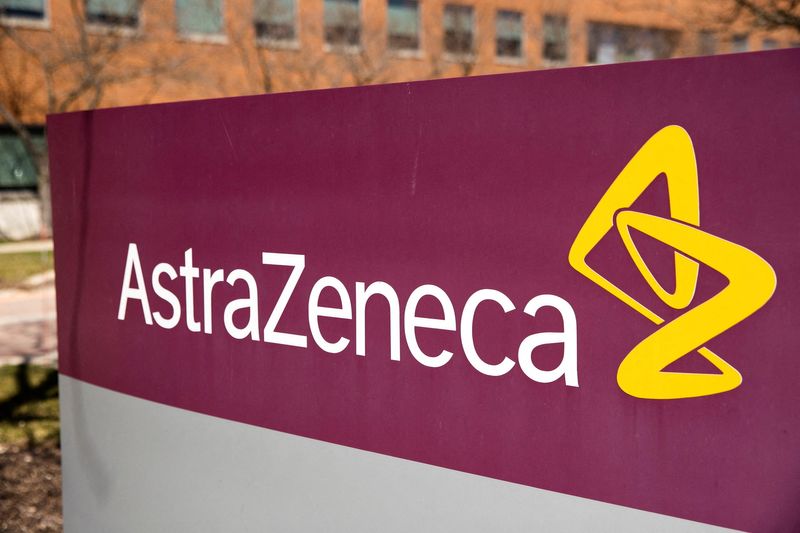&copy; Reuters. FOTO DE ARCHIVO: El logotipo de AstraZeneca en su sede norteamericana en Wilmington, estado de Delaware, Estados Unidos, el 22 de marzo de 2021. REUTERS/Rachel Wisniewski