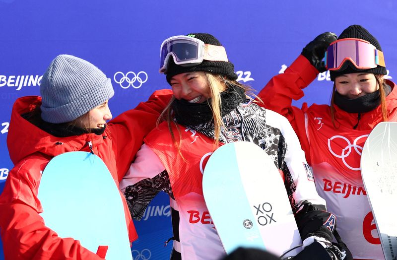 &copy; Reuters. Juegos Olímpicos de Pekín 2022 - Snowboard -  Genting Snow Park, Zhangjiakou, China - 10 de febrero de 2022. La medallista de oro Chloe Kim, de Estados Unidos, la medallista de plata Queralt Castellet, de España, y la medallista de bronce Sena Tomita, 