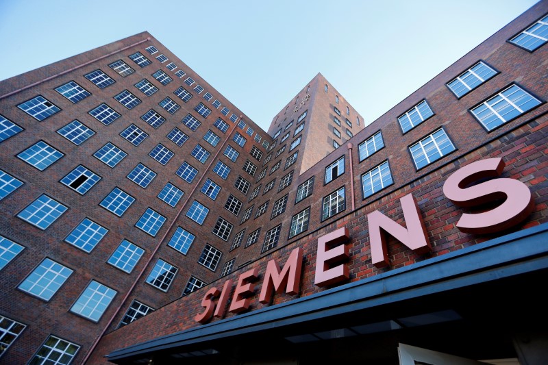 &copy; Reuters. FOTO DE ARCHIVO: El logotipo de Siemens en un edificio en Berlín, Alemania, el 31 de octubre de 2018. REUTERS/Hannibal Hanschke