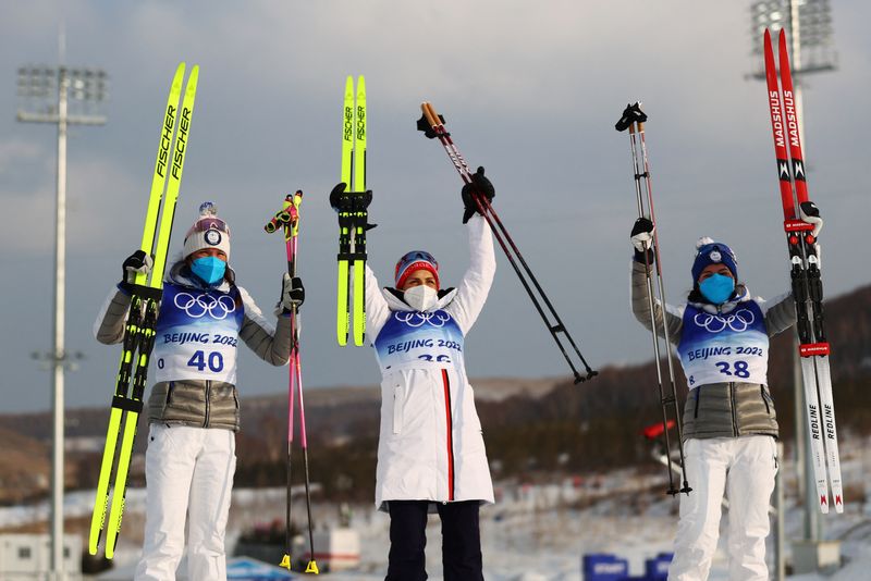 &copy; Reuters. La noruega Therese Johaug, ganadora del oro olímpico en la prueba de 10 km de esquí de fondo, en el centro junto a la finlandesa Kerttu Niskanen, ganadora de la plata, y la también finlandesa Krista Parmakoski, ganadora del bronce, en el Centro Naciona