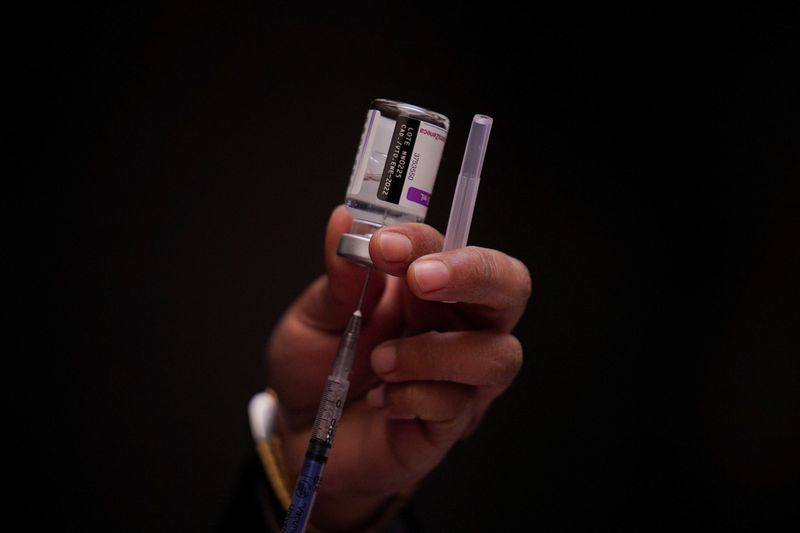 &copy; Reuters. FILE PHOTO - A nurse prepares a dose of the AstraZeneca coronavirus disease (COVID-19) vaccine, in Mexicali, Mexico January 11, 2022. REUTERS/Victor Medina 