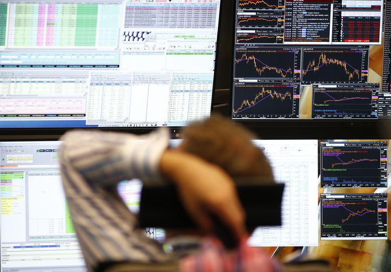 &copy; Reuters. Un trader davanti alla sua postazione presso la borsa di Francoforte. REUTERS/Ralph Orlowski