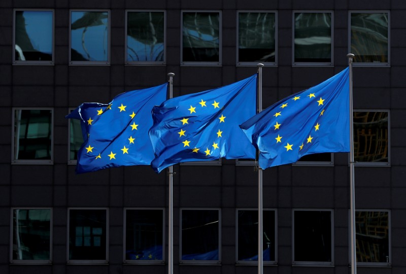 &copy; Reuters. FOTO DE ARCHIVO: Banderas de la Unión Europea ondean frente a la sede de la Comisión Europea en Bruselas, Bélgica, 21 de agosto de 2020. REUTERS/Yves Herman
