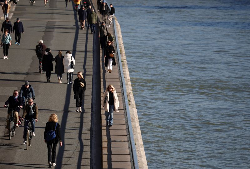 &copy; Reuters. Pedestres caminham às margens do rio Sena, em Paris
09/02/2022
REUTERS/Sarah Meyssonnier