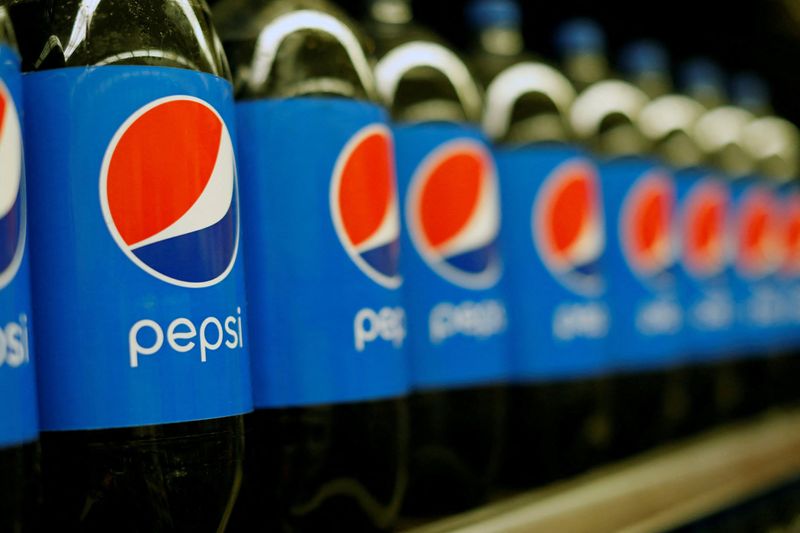 &copy; Reuters. FILE PHOTO: Bottles of Pepsi are pictured at a grocery store in Pasadena, California, U.S., July 11, 2017. REUTERS/Mario Anzuoni/File Photo