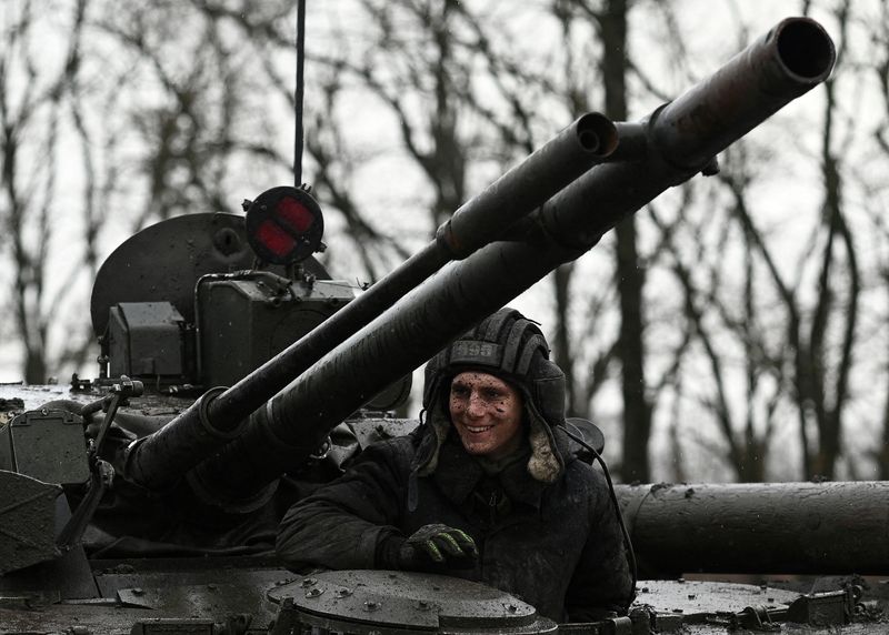 &copy; Reuters. Imagen de archivo de un militar ruso a bordo de un vehículo de combate de infantería BMP-3 durante ejercicios realizados por las fuerzas armadas en el Distrito Militar Sur en el campo de tiro Kadamovsky en la región de Rostov, Rusia. 3 de febrero, 2022