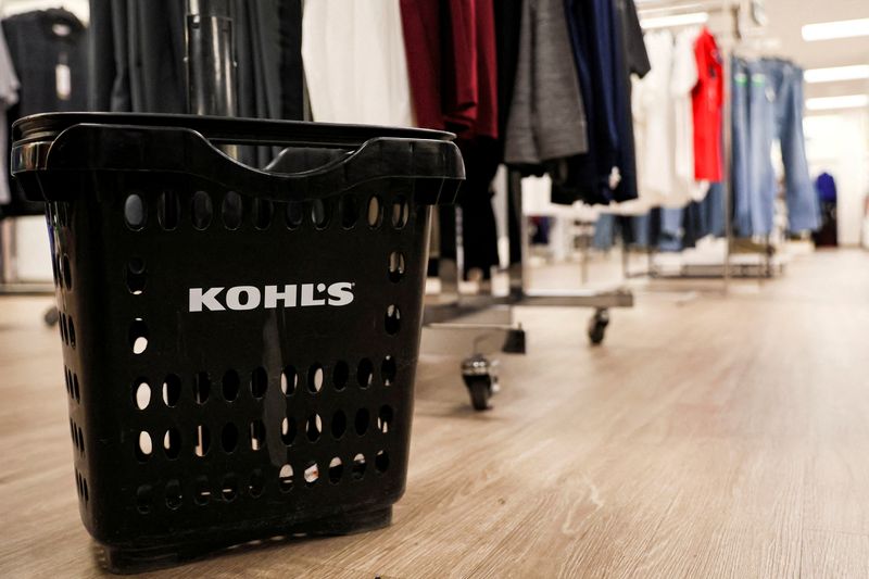 &copy; Reuters. FILE PHOTO: The Kohl’s label is seen on a shopping basket in a Kohl’s department store in the Brooklyn borough of New York, U.S., January 25, 2022.  REUTERS/Brendan McDermid/File Photo