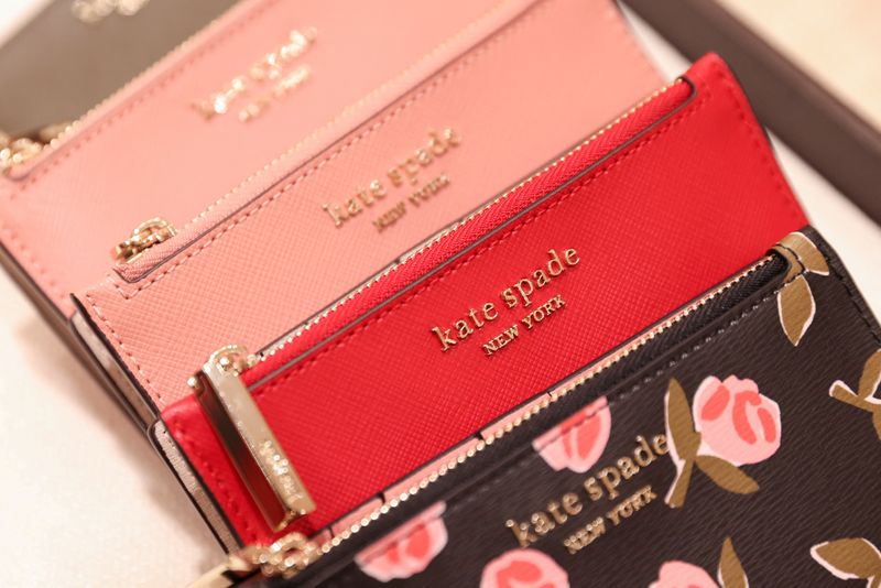 © Reuters. FILE PHOTO: Items are seen in a Kate Spade store, owned by Tapestry, Inc., in Manhattan, New York, U.S., November 19, 2021. REUTERS/Andrew Kelly/File Photo