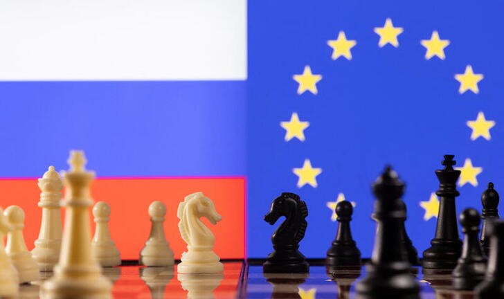 &copy; Reuters. Chess pieces are seen in front of displayed EU and U.S. flags in this illustration taken January 26, 2022. REUTERS/Dado Ruvic/Illustration