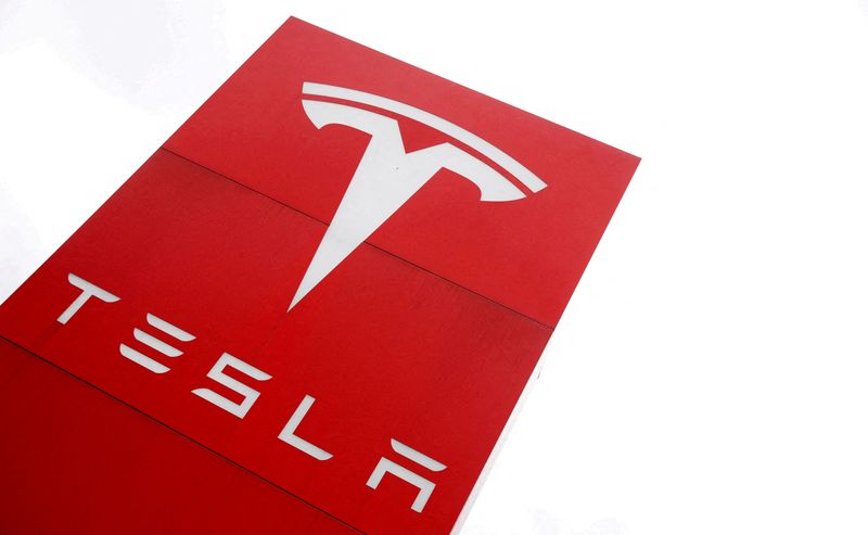 &copy; Reuters. FILE PHOTO: The logo of car manufacturer Tesla is seen at a dealership in London, Britain, May 14, 2021. REUTERS/Matthew Childs/File Photo