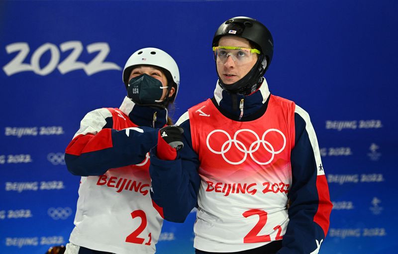 &copy; Reuters. Los estadounidenses Christopher Lillis y Ashley Caldwell durante la prueba "aerial" por equipos mixtos de esquí acrobático disputada en el Parque de Nieve de Genting en Zhangjiakou, China, el 10 de febrero de 2022. REUTERS/Dylan Martinez