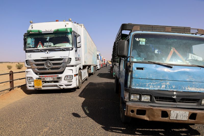 &copy; Reuters. شاحنات مصرية متوقفة بسبب إغلاق لجان المقاومة السودانية الطريق بين مصر والسودان في الولاية الشمالية في صورة التقطت يوم الأربعاء. تصوير: الطي