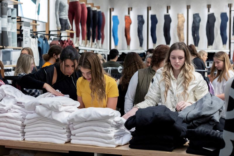 &copy; Reuters. FILE PHOTO: U.S. consumer prices rose solidly in December, with the annual increase in inflation the largest in nearly four decades, Shoppers show up early for the Black Friday sales at the King of Prussia shopping mall in King of Prussia, Pennsylvania, U