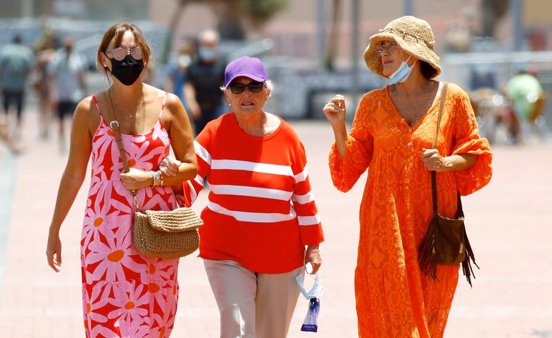 © Reuters. FOTO DE ARCHIVO: La avenida de la playa de Las Canteras durante la pandemia de COVID-19, en Las Palmas de Gran Canaria, España, 26 de junio de 2021. REUTERS/Borja Suárez