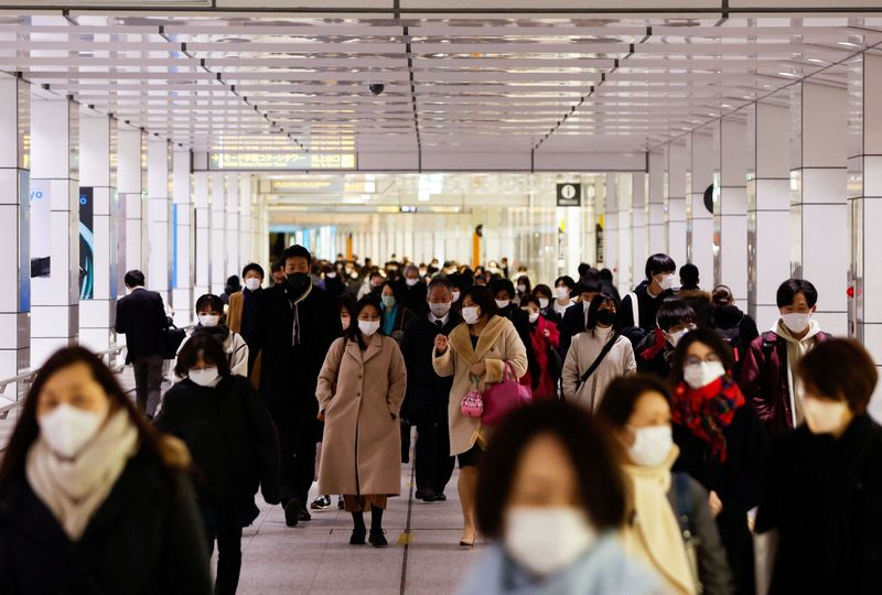 &copy; Reuters. Passageiros em estação de trem de Tóquio, no Japão, durante pandemia de Covid-19
9/2/2022 REUTERS/Issei Kato