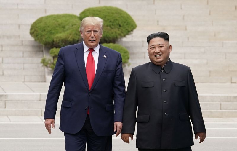 &copy; Reuters. Donald Trump e Kim Jong Un durante encontro na zona desmilitarizada entre as duas Coreias em 2019
30/06/2019 REUTERS/Kevin Lamarque