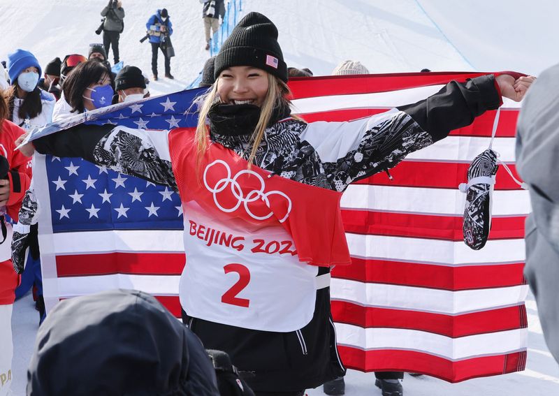 &copy; Reuters. Norte-americana Chloe Kim comemora medalha de ouro conquistada na Olimpíada de Inverno Pequim 2022
10/02/2022 REUTERS/Mike Blake