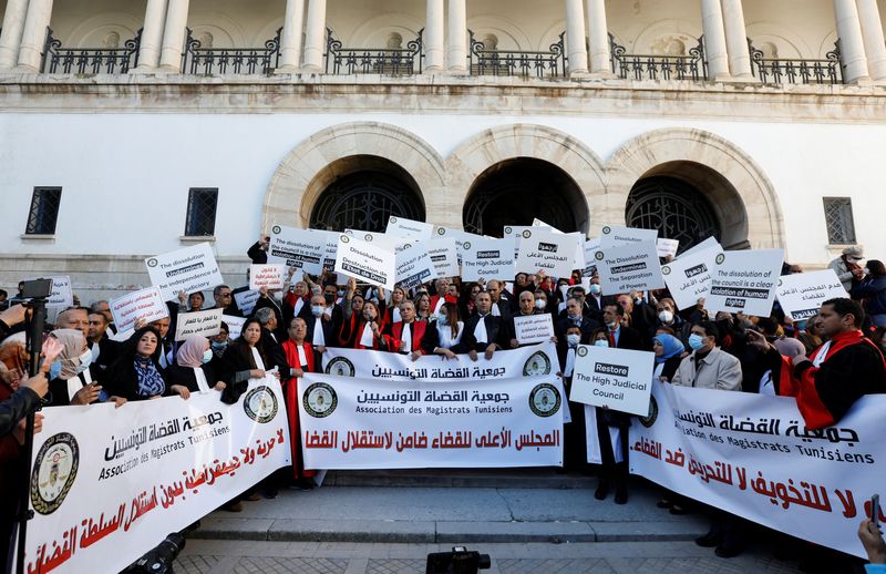 © Reuters. قضاة تونسيون يحتجون على حل المجلس الأعلى للقضاء في العاصمة تونس يوم الخميس. تصوير: زبير السويسي - رويترز. 