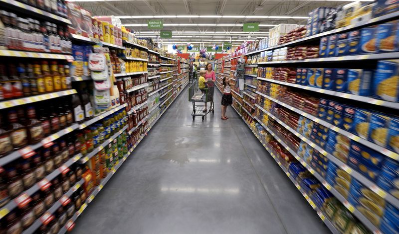 © Reuters. A family shops in Bentonville, Arkansas in a file photo.  REUTERS/Rick Wilking  