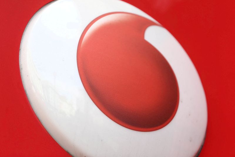 &copy; Reuters. Il logo Vodafone a Londra, Gran Bretagna, 16 maggio 2017. REUTERS/Neil Hall
