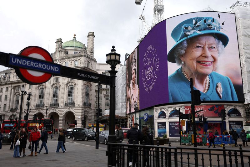 &copy; Reuters. FILE PHOTO: A screen in Piccadilly Circus shows a photo of Britain's Queen Elizabeth along with the Platinum Jubilee emblem to celebrate the 70th anniversary of the Monarch's accession to the throne, in London, Britain, February 6, 2022. REUTERS/Tom Nicho