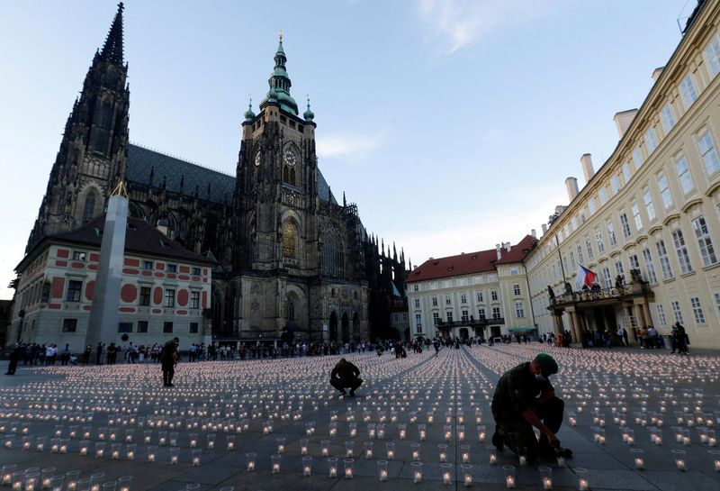 &copy; Reuters. FILE PHOTO: People light candles to commemorate all Czech victims of the coronavirus disease (COVID-19) pandemic at Prague Castle in Prague, Czech Republic, May 10, 2021.  REUTERS/David W Cerny
