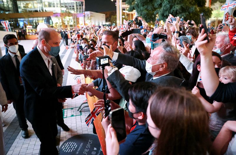 © Reuters. الأمير وليام يزور جناح بريطانيا في معرض إكسبو 2020 في دبي يوم الخميس. صورة من ممثل لوكالات الأنباء. 