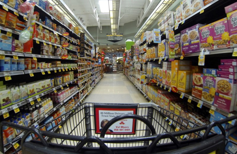 © Reuters. FILE PHOTO: A grocery aisle in Del Mar, California.       REUTERS/Mike Blake