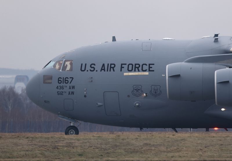 &copy; Reuters. Un Boeing C-17 Globemaster III de la Fuerza Aérea de Estados Unidos que transporta tropas estadounidenses llega al aeropuerto de Rzeszow-Jasionka, Polonia, el 6 de febrero de 2022. REUTERS/Kuba Stezycki