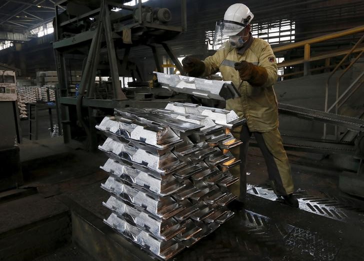 &copy; Reuters. Imagen de archivo de un trabajador apilando lingotes de aluminio en la fundición Rusal Sayanogorsk, a las afueras de la localidad de Sayanogorsk, Rusia.