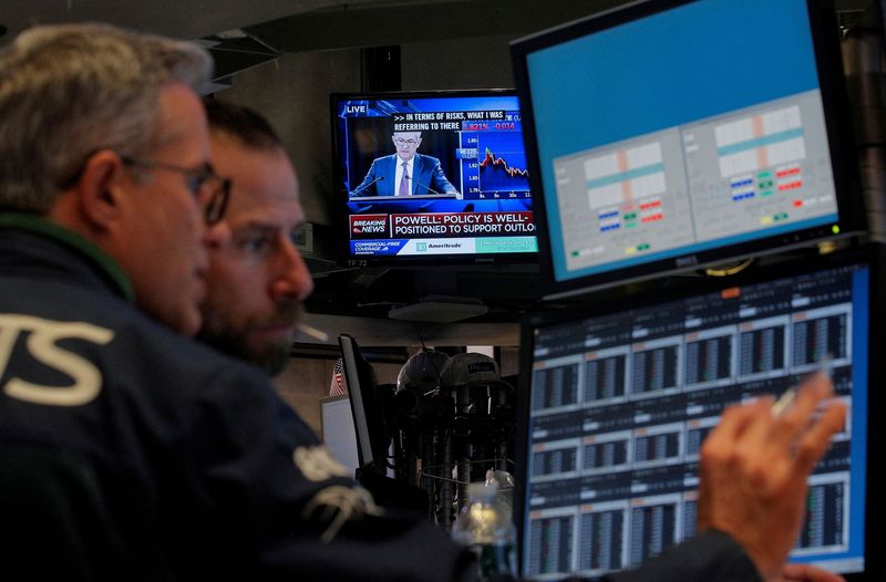 &copy; Reuters. Operadores da Bolsa de Nova York (NYSE) trabalham enquanto tela mostra coletiva do chair do Federal Reserve, Jerome Powell, após decisão de política monetária, 30 de outubro de 2019. REUTERS /Brendan McDermid