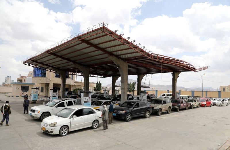 &copy; Reuters. Cars refuel at a petrol station during a fuel crisis in Sanaa, Yemen September 25, 2019. REUTERS/Khaled Abdullah