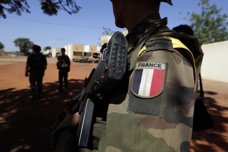 &copy; Reuters. Une frappe aérienne suivie d'une opération menée par un commando aéroporté de la force Barkhane a permis la "neutralisation" de dix membres d'un groupe djihadiste dans la nuit du 7 au 8 au Burkina Faso, a annoncé jeudi l'état-major des armées. /Ph