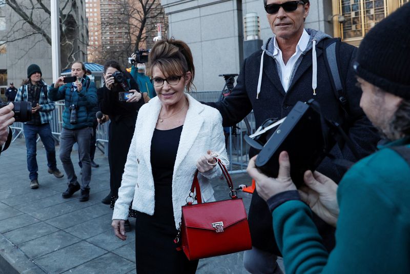 © Reuters. Sarah Palin, 2008 Republican vice presidential candidate and former Alaska governor, leaves with former NHL hockey player Ron Duguay during her defamation lawsuit against the New York Times, at the United States Courthouse in the Manhattan borough of New York City, U.S., February 10, 2022.  REUTERS/Shannon Stapleton