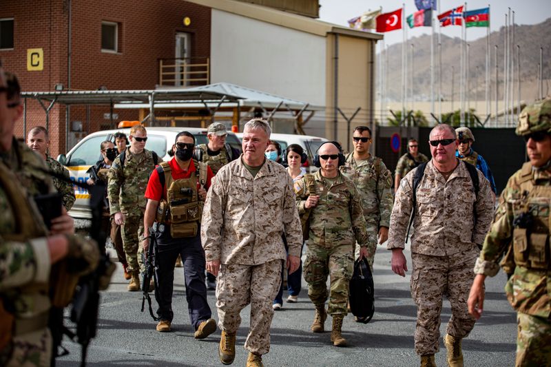 &copy; Reuters. الجنرال فرانك ماكنزي قائد القيادة المركزية الأمريكية (في المنتصف) في كابول في أفغانستان يوم 17 أغسطس اب 2021. صورة لرويترز.