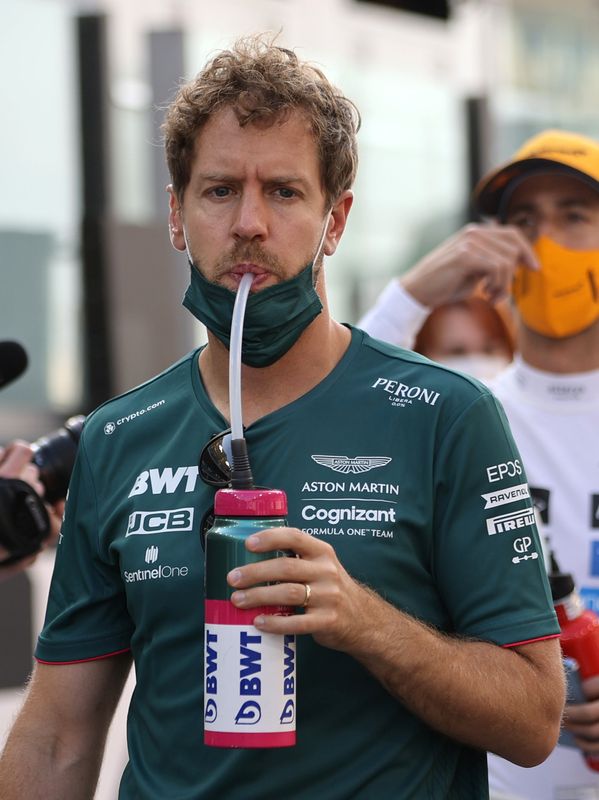 &copy; Reuters. Piloto da Fórmula 1 Sebastian Vettel, da Aston Martin, antes da corrida do Grand Prix de Abu Dhabi
12/12/2021
REUTERS/Rula Rouhana