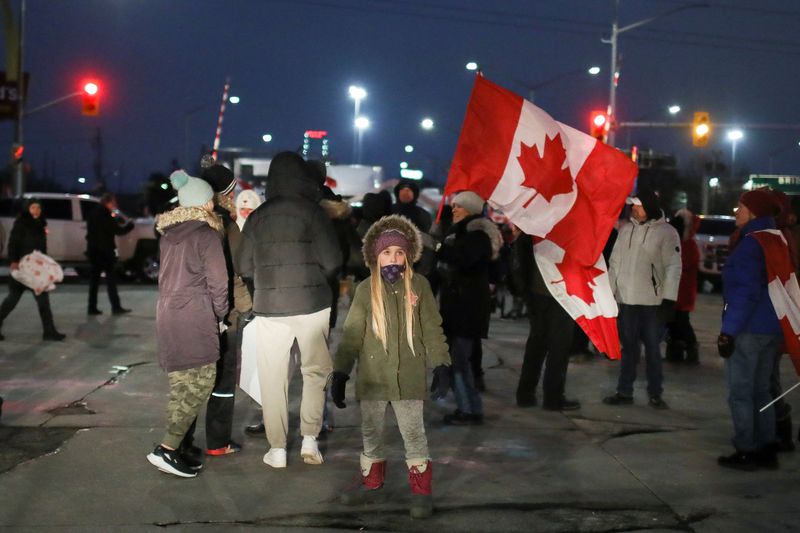 © Reuters. Truckers and supporters continue blocking access to the Ambassador Bridge, which connects Detroit and Windsor, in protest against coronavirus disease (COVID-19) vaccine mandates, in Windsor, Ontario, Canada February 10, 2022. REUTERS/Carlos Osorio