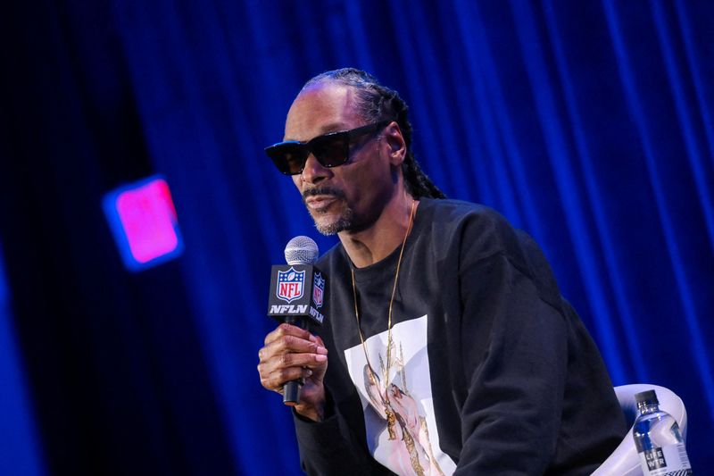 &copy; Reuters. Rapper Snoop Dogg speaks during a news conference about his upcoming performance at the halftime show of Super Bowl LVI in Los Angeles, California, U.S. February 10, 2022. REUTERS/Nathan Frandino