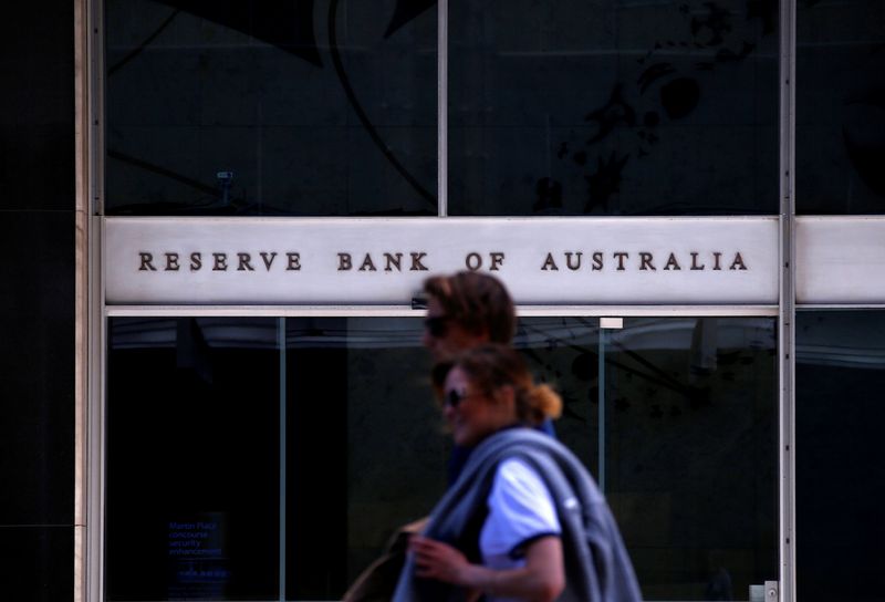 &copy; Reuters. 　オーストラリア準備銀行（中央銀行）のロウ総裁は１１日、豪経済が最近の新型コロナウイルス感染拡大の影響から力強く回復するとの見方を示す一方で、拙速な利上げはリスクを伴うと