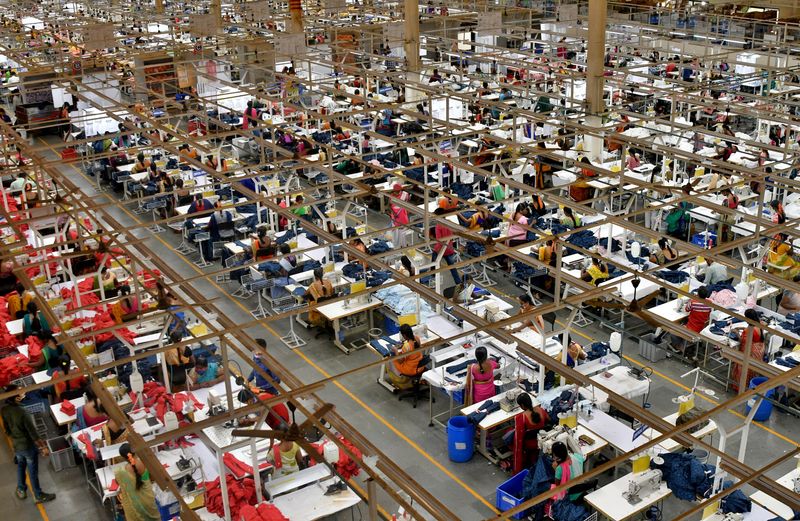 © Reuters. Garment workers stitch shirts at a textile factory of Texport Industries in Hindupur town in the southern state of Andhra Pradesh, India, February 9, 2022.  REUTERS/Samuel Rajkumar