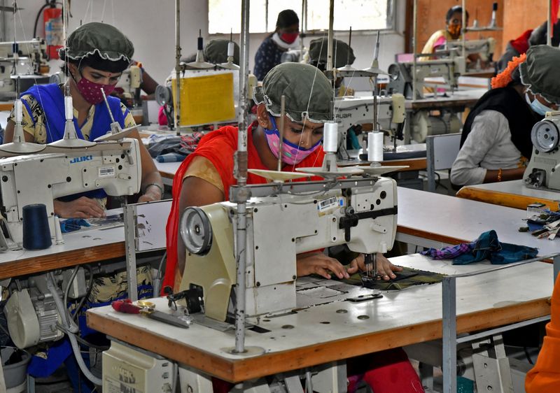 © Reuters. Newly recruited garment workers practice stitching at a textile factory of Texport Industries in Hindupur town in the southern state of Andhra Pradesh, India, February 9, 2022.  REUTERS/Samuel Rajkumar