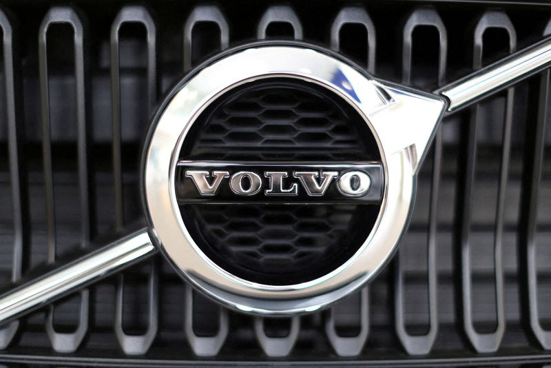 &copy; Reuters. FOTO DE ARCHIVO: El logotipo de Volvo en un automóvil de la marca en Ciudad de México, México, el 6 de abril de 2018. REUTERS/Gustavo Graf