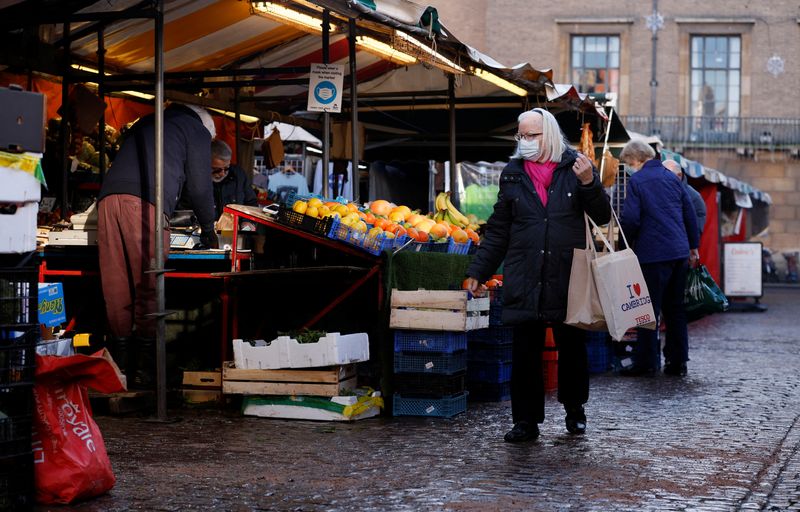 &copy; Reuters. FOTO DE ARCHIVO: Una mujer con mascarilla en la plaza del mercado de Cambridge, en medio del brote de la enfermedad del coronavirus (COVID-19), en Cambridge, el Reino Unido, 14 de enero de 2022. REUTERS/Andrew Couldridge