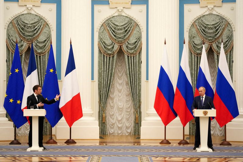 &copy; Reuters. Russian President Vladimir Putin and French President Emmanuel Macron, attend a joint press conference, in Moscow, Russia, February 7, 2022. Thibault Camus/Pool via REUTERS