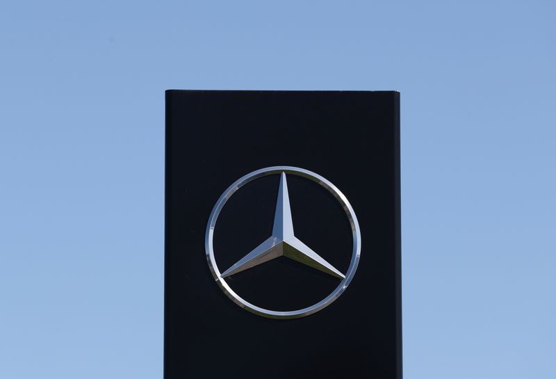 &copy; Reuters. FILE PHOTO: A logo of Mercedes-Benz is seen outside a Mercedes-Benz car dealer, amid the coronavirus disease (COVID-19) outbreak in Brussels, Belgium May 28, 2020. REUTERS/Yves Herman