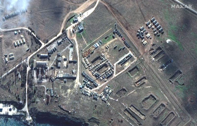 &copy; Reuters. Una imagen de satélite muestra nuevos despliegues y equipos militares en Novoozernoye, Crimea 9 de febrero de 2022. 2022 Maxar Technologies/Handout vía REUTERS   
